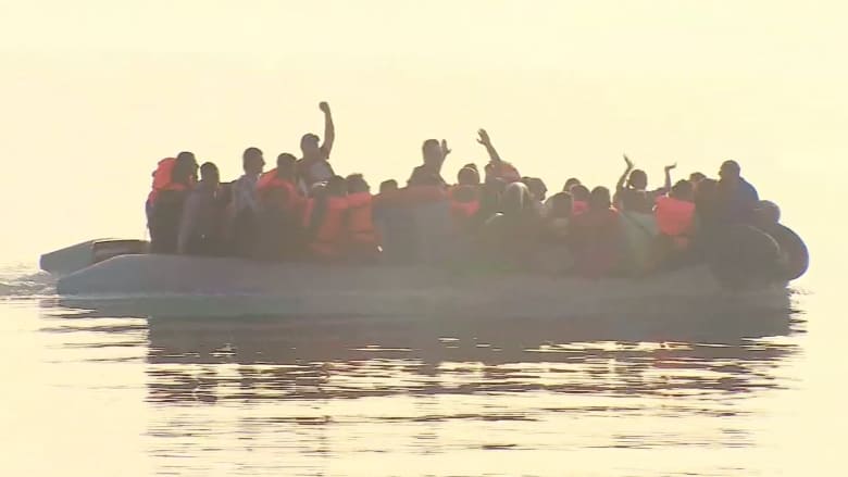 بعدسة CNN.. مشاعر مختلطة لدى وصول لاجئين سوريين جزيرة ليسبوس اليونانية