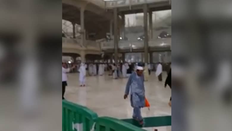 بالفيديو.. لحظة سقوط رافعة في الحرم المكي بسبب العواصف قتلت 107 أشخاص