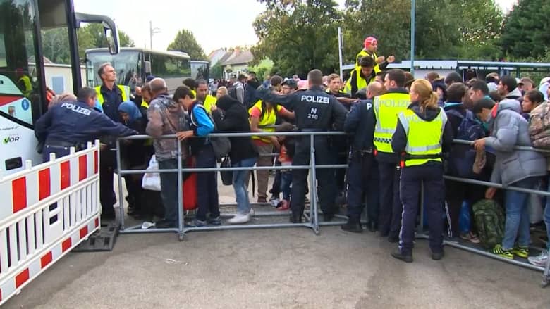 بالفيديو.. الشرطة النمساوية تستقبل آلاف اللاجئين عبر الحدود المجرية