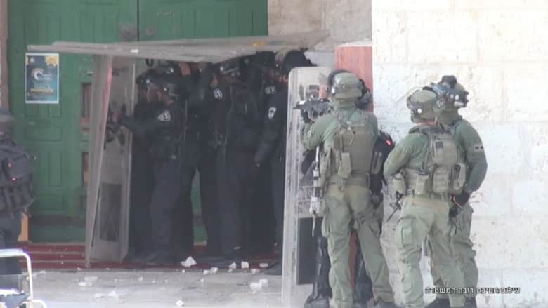 بالفيديو.. تجدد الاشتباكات بين الفلسطينيين والشرطة الإسرائيلية في محيط المسجد الأقصى لليوم الثالث