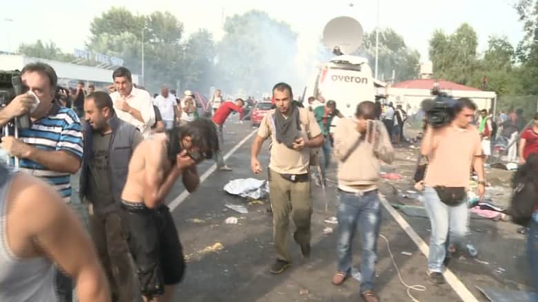 بالفيديو.. تأهب على الحدود الأوروبية.. والشرطة المجرية تطلق قنابل الغاز ومدافع المياه لصد اللاجئين