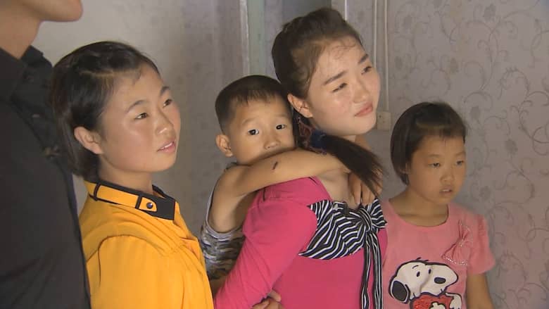كوريا الشمالية: طفلة يتّمتها المجاعة تتحول لراعية أيتام.. تحت أنظار كيم "الأب القائد"