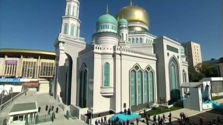 بوتين يفتتح أكبر مسجد بموسكو بحضور عباس وأردوغان.. ويتهم داعش بـ"تحريف الإسلام"
