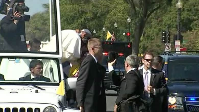 بالفيديو.. أوباما يستقبل بابا الفاتيكان في البيت الأبيض.. وفرنسيس يتجول في شوارع واشنطن 