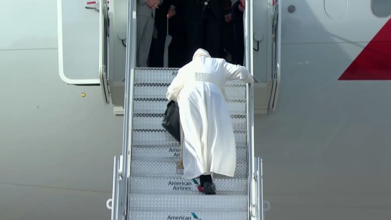 بالفيديو.. البابا فرنسيس يتعثر أثناء صعود الطائرة