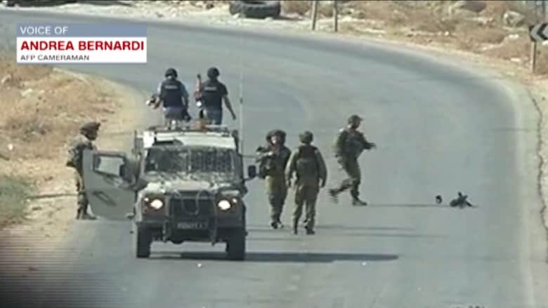 بالفيديو.. جنود إسرائيليون يعتدون على صحفيين.. ومصور: فقدوا عقلهم