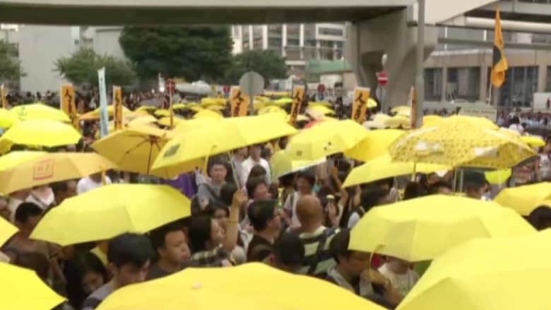 بالفيديو.. الآلاف من "حركة مظلة" يطالبون بالديمقراطية في شوارع هونغ كونغ