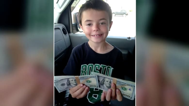بالفيديو.. طفل في السابعة يعثر على ثمانية آلاف دولار.. شاهد ماذا فعل