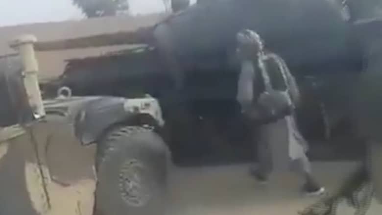  بالفيديو.. مقاتلو طالبان يستولون على مركبات عسكرية