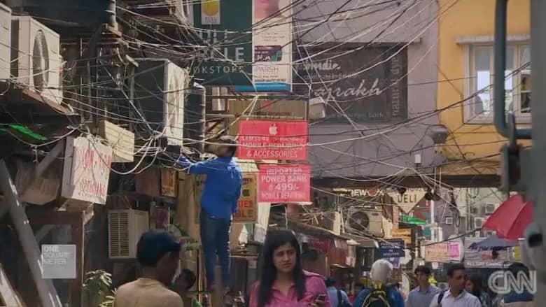 بالفيديو.. مجار مكشوفة وكلاب ضالة.. نظرة إلى أرقى سوق في الهند