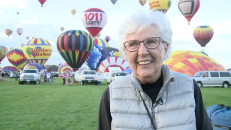 بالفيديو.. سيدة تتابع مهرجان المناطيد لـ40 عاماً وتصعدها بسن الـ85
