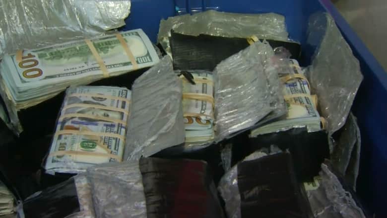 سرقة على طريقة أفلام هوليوود.. والشرطة تعثر على مئات آلاف الدولارات مدفونة في فناء منزل
