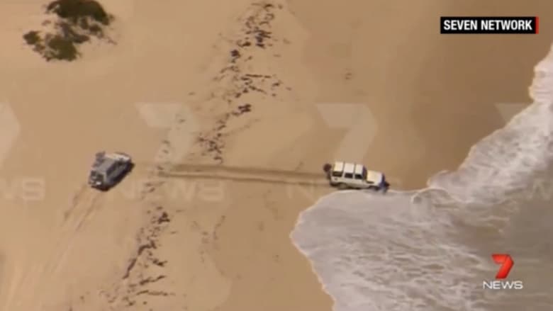 بالفيديو.. مطاردة غريبة لهارب بسيارة مسروقة.. وأمواج المحيط تعيده إلى الشرطة