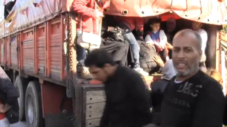 بالفيديو.. ضبط شاحنات تضم مئات المهاجرين السوريين بتركيا
