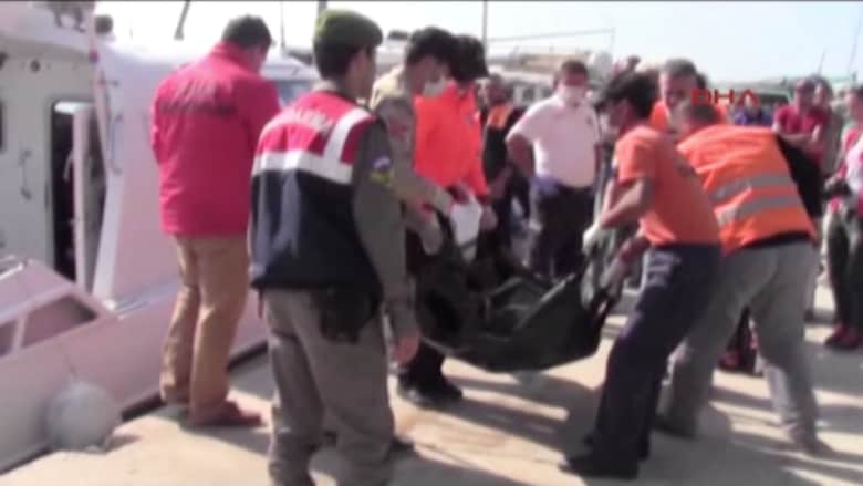 بالفيديو.. مصرع 12 بغرق قارب يحمل لاجئين قبالة السواحل التركية