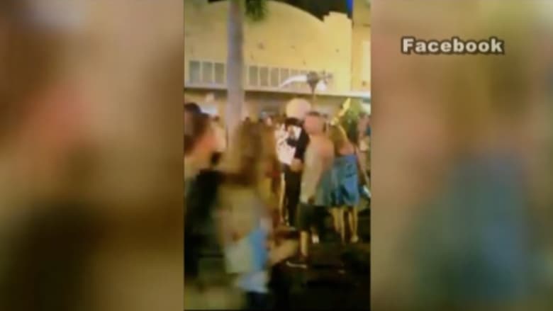 بالفيديو.. مقتل شخص وإصابة 4 بالرصاص في مهرجان لمحبي "الزومبي"