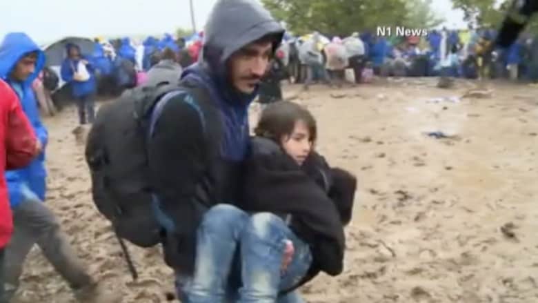 بالفيديو.. تقطع السبل بآلاف اللاجئين في أوروبا وسط ظروف قاسية