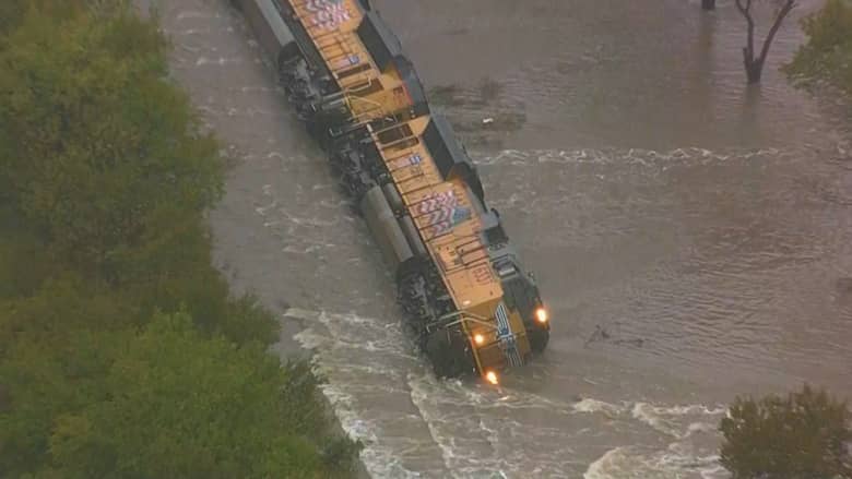 شاهد.. قطار للشحن ينقلب خارج سكة الحديد في تكساس بسبب الفيضانات