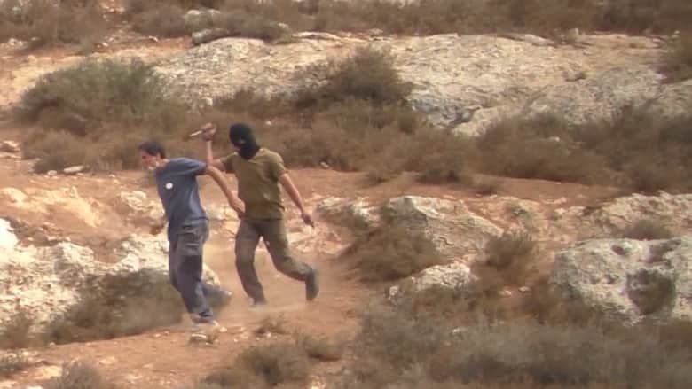 بالفيديو.. مسلح بسكين يهاجم حاخاماً قرب مستوطنة يهودية