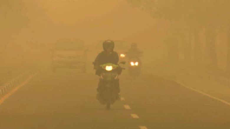 بالفيديو.. إندونيسيا تغرق وسط سحابة دخان كثيف