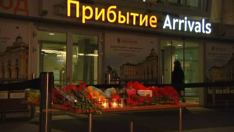 شاهد.. مواطنون روس يضعون الزهور أمام مطار سان بطرسبيرغ على أرواح ضحايا الطائرة الروسية