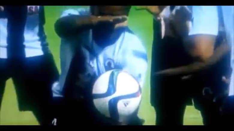 بالفيديو.. لاعب كرة قدم يجعل الكرة تطفو في الهواء بعد تسجيله هدفاً