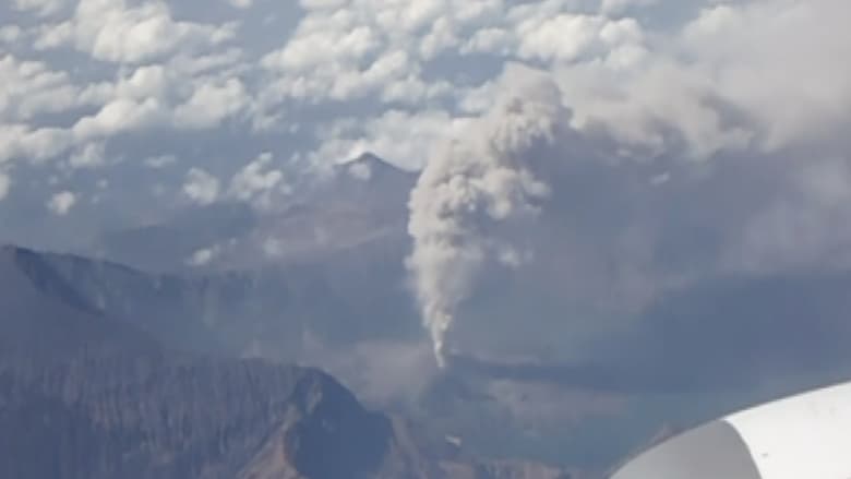 بالفيديو.. مشاهد مرعبة من فوق بركان "رينجاني" بإندونيسيا