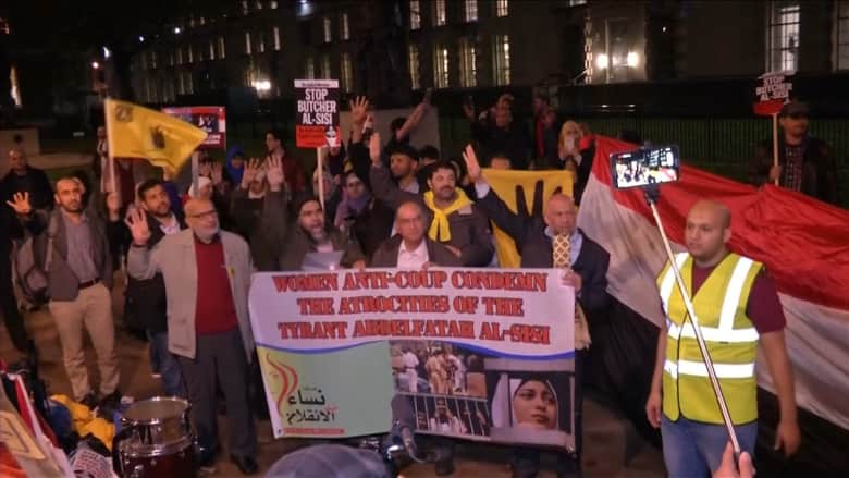 بالفيديو.. مظاهرات غاضبة تندد بالسيسي في لندن