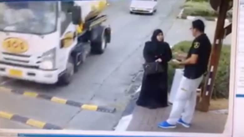 بالفيديو.. فلسطينية تطعن حارساً إسرائيلياً قبل إطلاق النار عليها