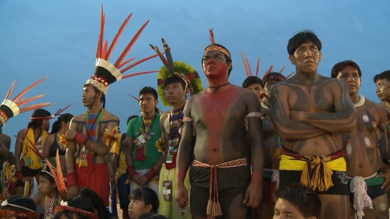 شاهد.. أول مسابقات رياضية للقبائل القديمة.. السكان الأصليون يكافحون للحفاظ على أرضهم