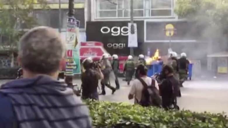 بالفيديو.. شوارع العاصمة اليونانية تتحول إلى ساحة مواجهات في احتجاجات ضد التقشف 