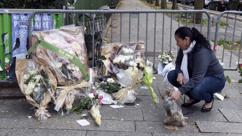بالفيديو.. فرنسيون يضعون الزهور بالقرب من مسرح "باتاكلان" في باريس