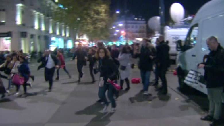 بالفيديو.. الشرطة الفرنسية تقوم بمسح منطقة "النصب التذكاري" بباريس
