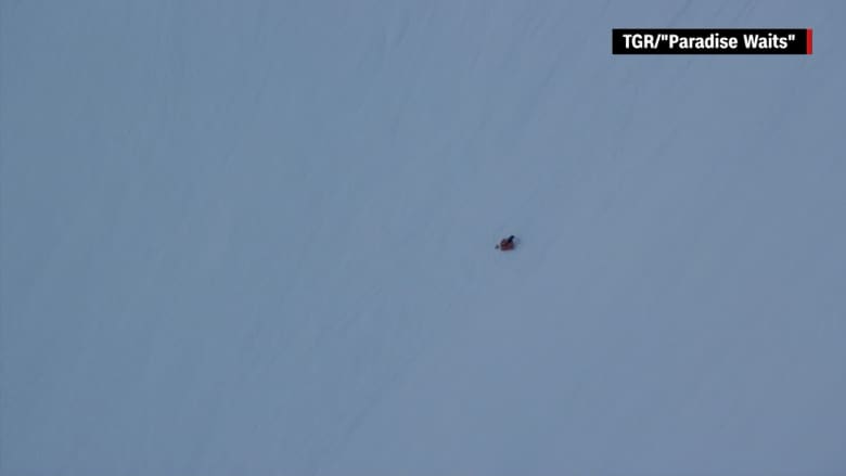 شاهد: متزلج ينجو بأعجوبة من الموت.. سقط عن ارتفاع 487 متراً