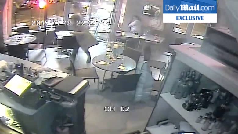 بالفيديو .. رعب الزبائن التقطته كاميرات المراقبة خلال اطلاق النار على مطعم بهجمات باريس