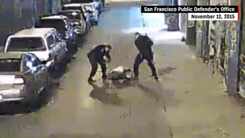 بالفيديو.. شرطيان أمريكيان يوسعان مشتبهاً به ضرباً بعد "تجاهله الأوامر"