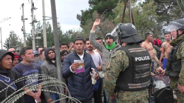 شاهد.. مظاهرات لمهاجرين على الحدود اليونانية بعد توقف مقدونيا عن استقبالهم دون أوراق ثبوتية