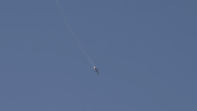 بالفيديو.. لحظة سقوط طائرة حربية روسية في الأراضي السورية بعد قصفها من مقاتلات تركية