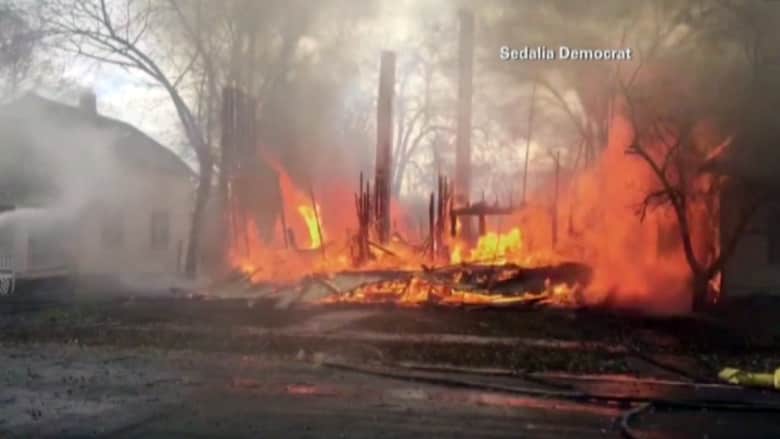 بالفيديو.. حريق يلتهم 4 منازل في ولاية ميزوري بفعل الرياح الشديدة