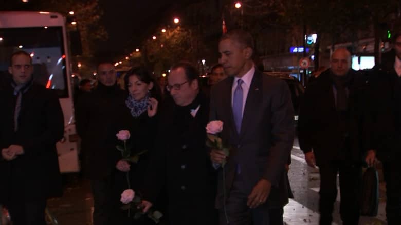 شاهد: أوباما وهولاند يكرمان ضحايا باريس بورود بيضاء أمام مسرح “باتاكلان”