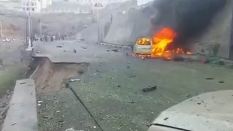شاهد .. آثار التفجير الذي تبنى مسؤوليته داعش مستهدفاً محافظ عدن