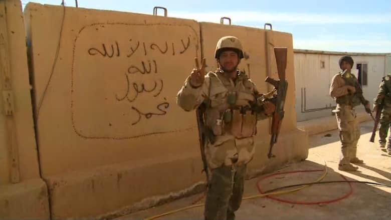 شاهد بالفيديو: كاميرا CNN تتجول مع الجيش العراقي في منطقة محررة من داعش بالرمادي