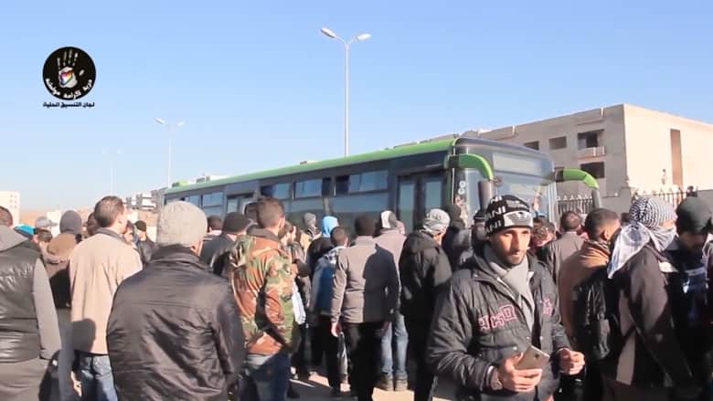 شاهد بالفيديو: مقاتلو المعارضة يودعوّن عاصمتهم حمص بعد اتفاق لتسليم آخر أحيائهم للنظام