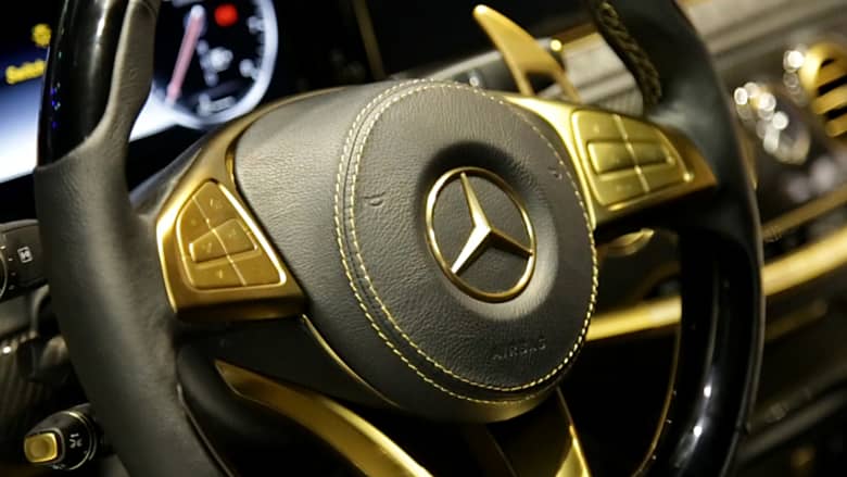 سيارات مطلية بالذهب ومرصعة بالكريستال..هذه أبرز نماذج الرفاهية في دبي