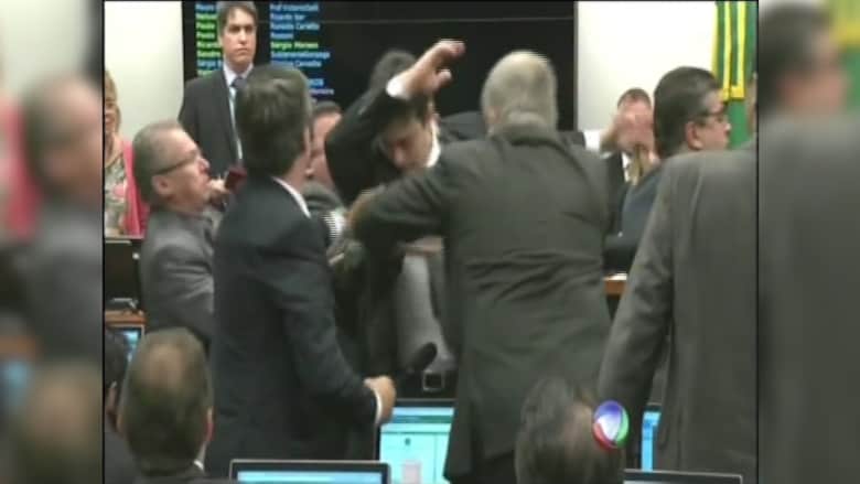 بالفيديو.. خلاف يتحول لعراك بالأيدي خلال اجتماع لجنة القيم في مجلس النواب البرازيلي