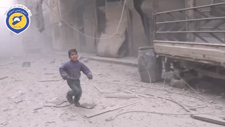 غارة جوية تقتل العشرات في دوما بسوريا..  نشطاء يلومون روسيا وموسكو تنفي استهداف مدنيين