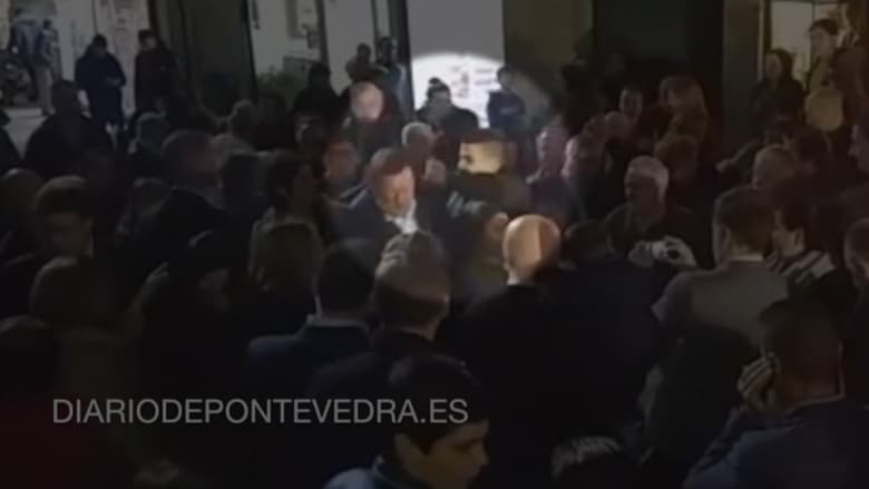 شاهد: شاب يلكم رئيس الوزراء الإسباني في حملته الانتخابية