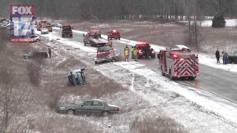 بالفيديو.. تناثر عشرات المركبات في حادث مروري بولاية ميتشيغان