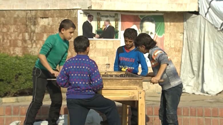 بالفيديو: كاميرا CNN من داخل مخيم للاجئين تدعمه روسيا في اللاذقية  