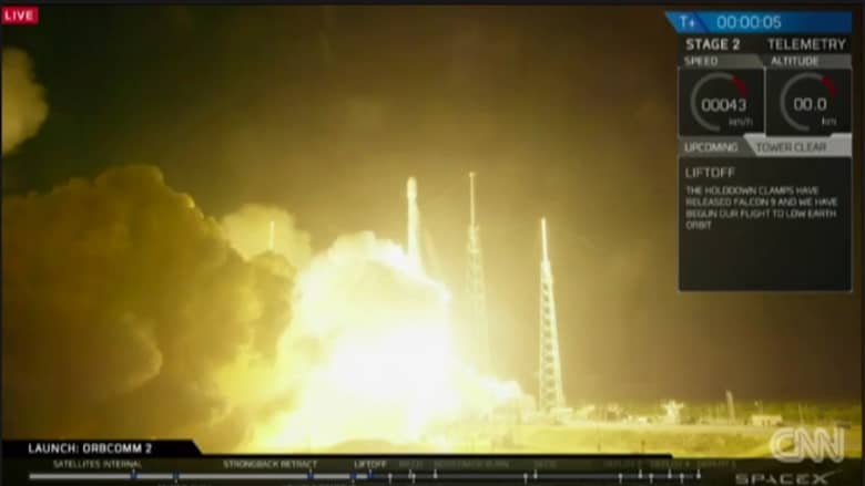 شاهد.. "سبيس إكس" تنجح في اختبار صاروخ "ذهاب وعودة" بين الأرض والفضاء 